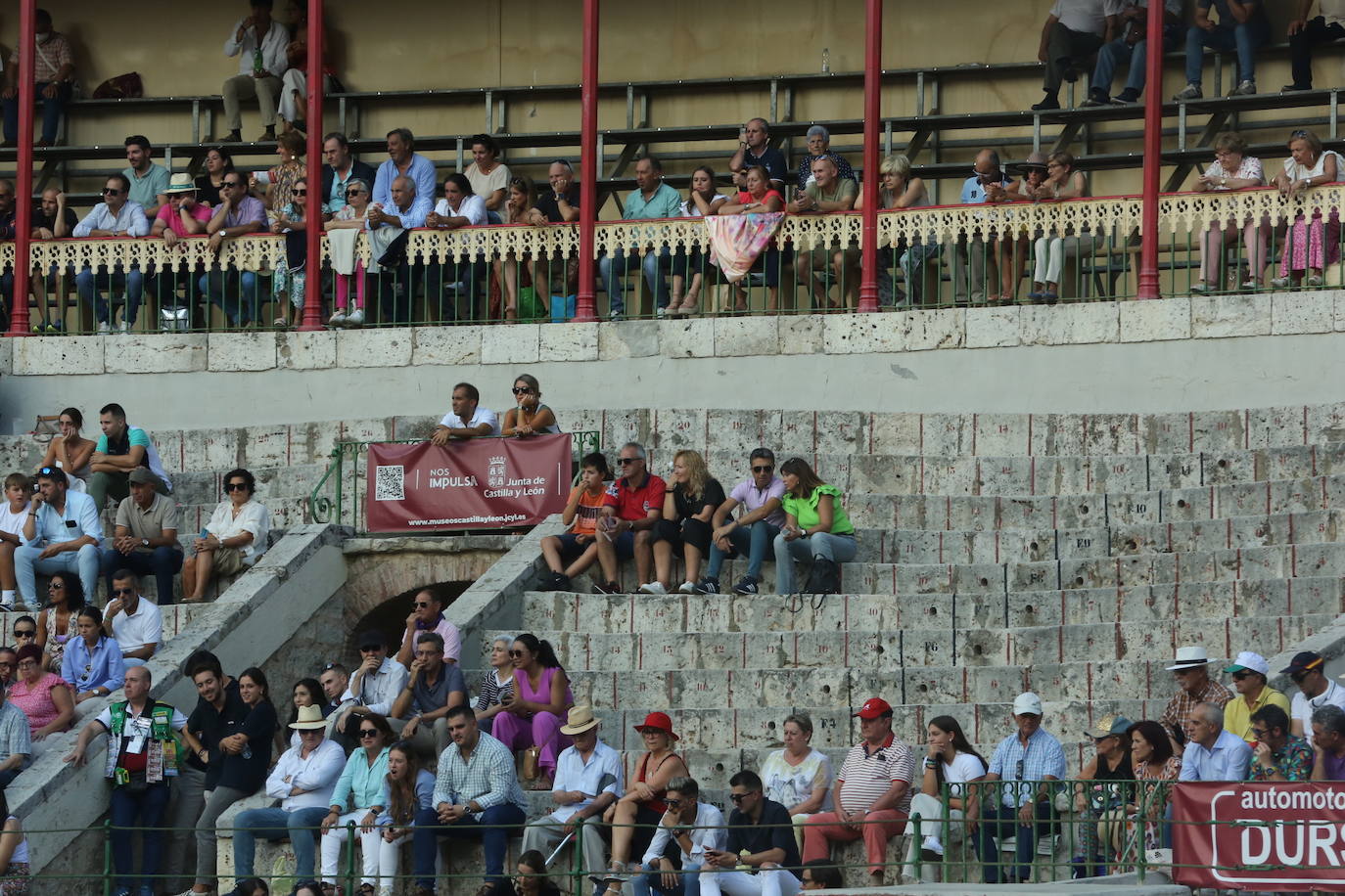 Búscate en los tendidos de la corrida de toros de este domingo (3 de 3)