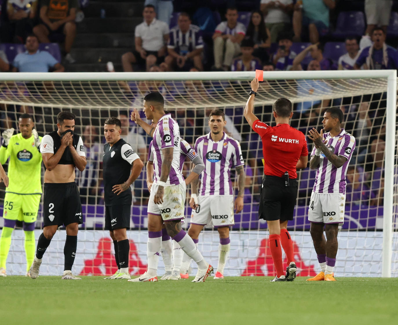 El partido entre el Real Valladolid y el Elche, en imágenes