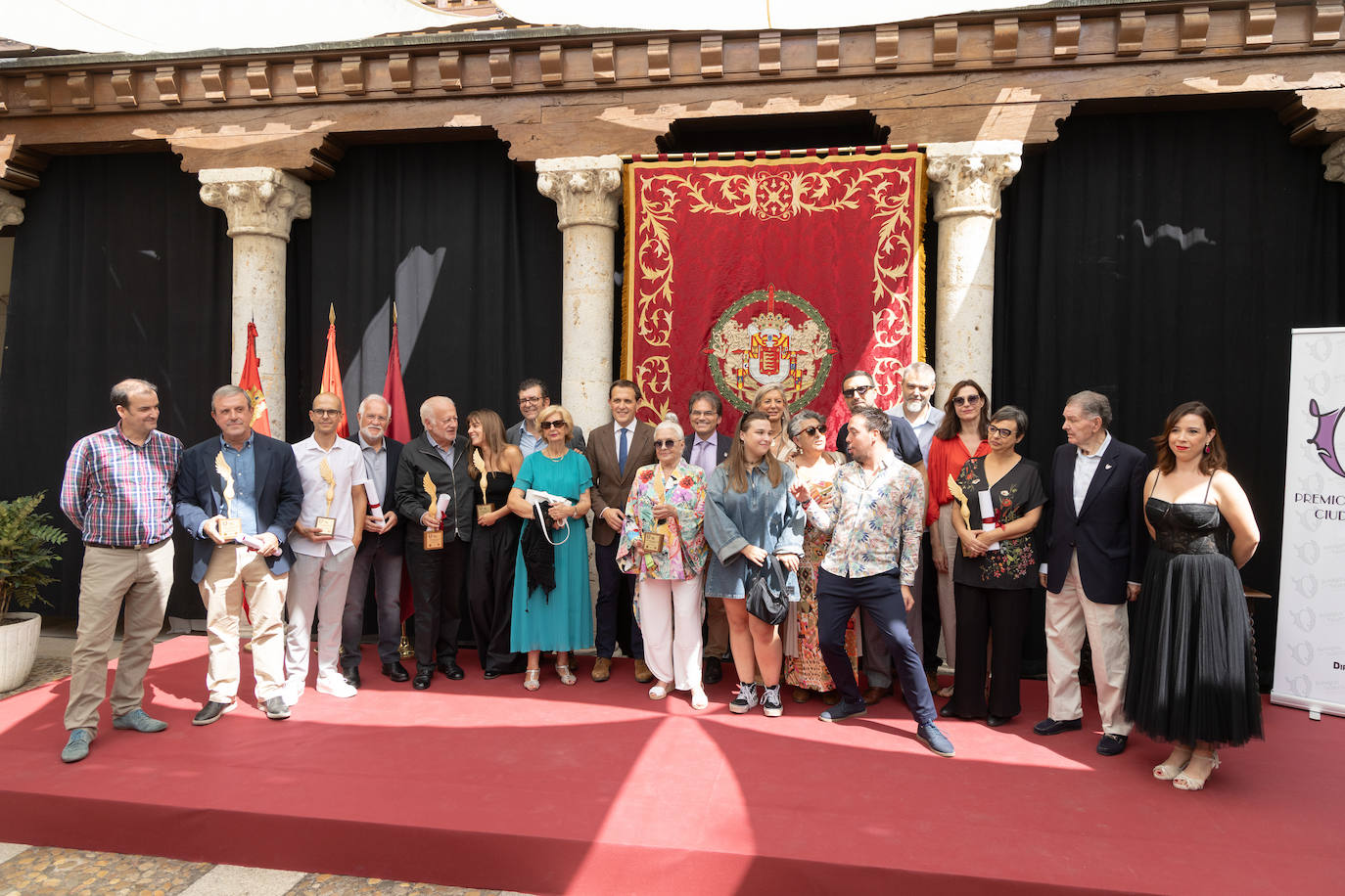 Los premiados por Amigos del Teatro posan en la sede de la Diputación de Valladolid.