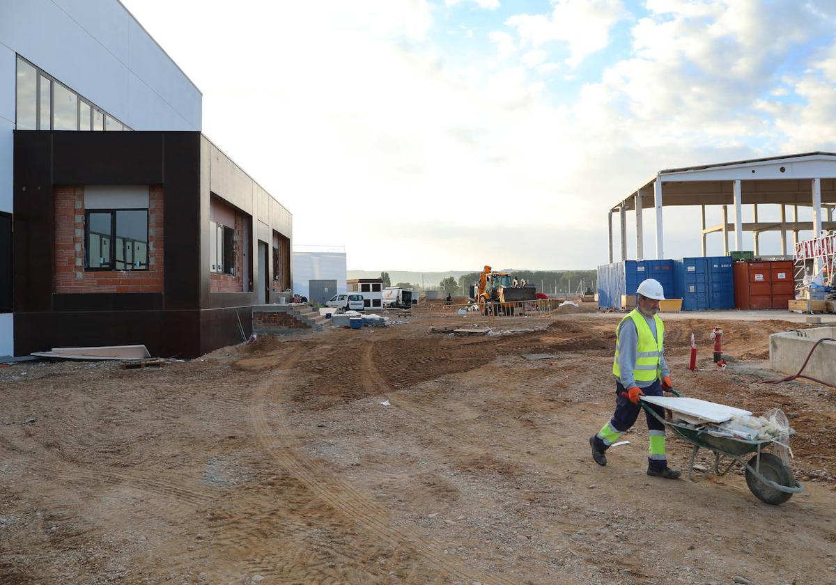 Obras para la nueva apertura de la fábrica de Cascajares.