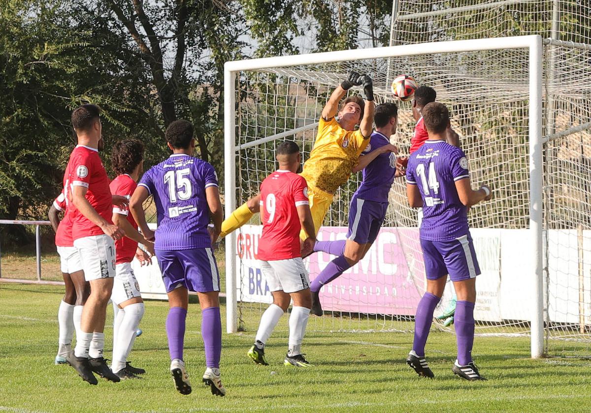 Álvaro de Pablo trata de detener el gol olímpico, este domingo en el Mariano Haro.