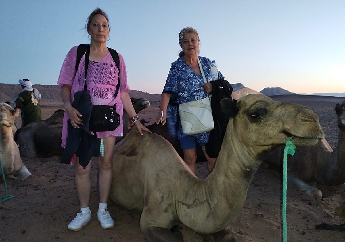Lucía Pérez -derecha- en una imagen de sus vacaciones en Marruecos, donde se encontraba con una amiga cuando se produjo el terremoto.