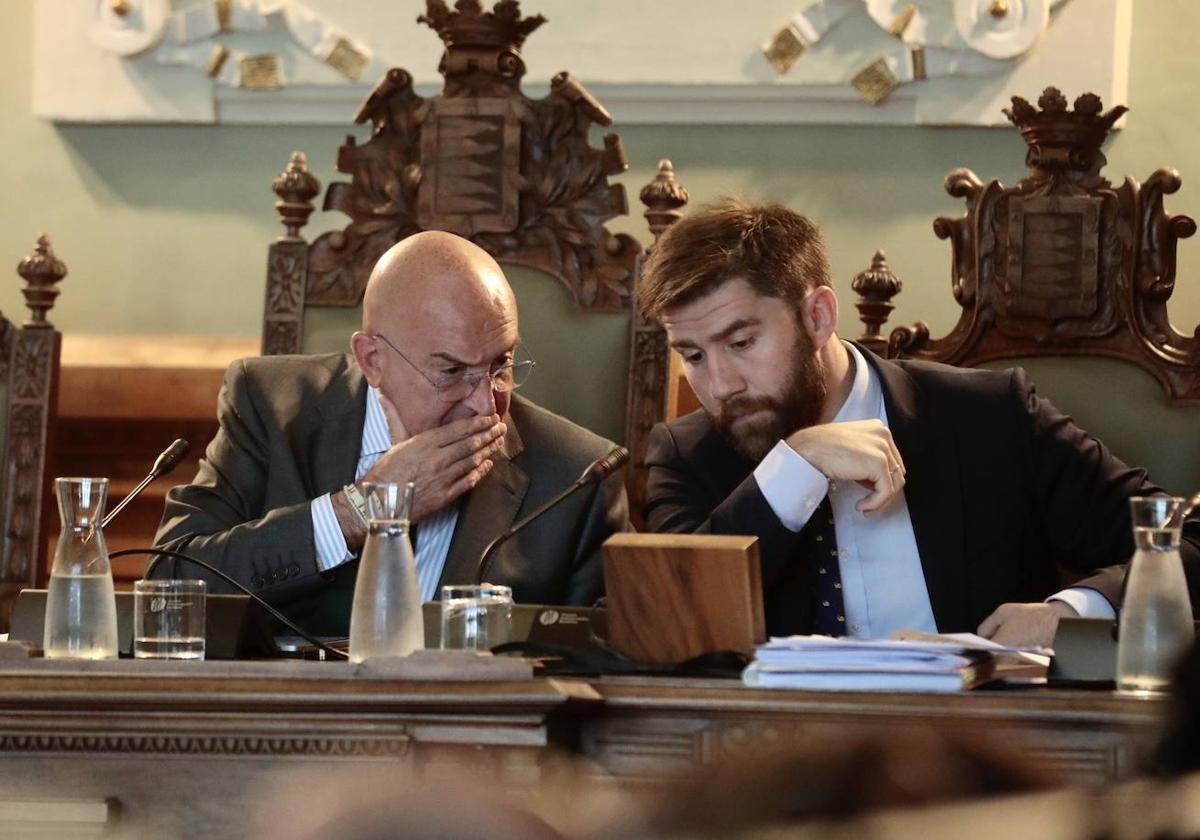 El alcalde, Jesús Julio Carnero, conversa con el concejal Francisco Blanco, durante el pleno de este lunes.