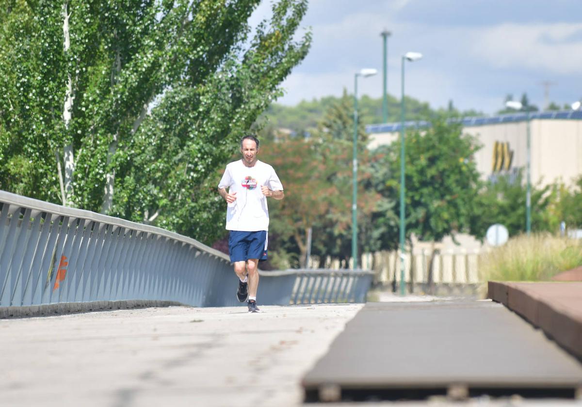 Un hombre pasa por el suelo sin reparar del puente de Santa Teresa.