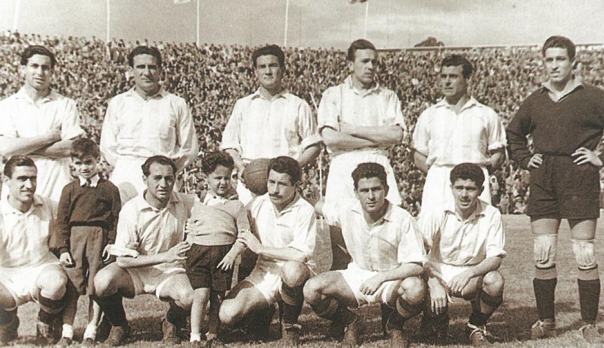Alineación del Real Valladolid en el último partido de la temporada 1948-1949, disputado en el Metropolitano ante el Atlético de Madrid. De pie: Soler, Babot, Coque, Vaquero, Busquet e Hilario. Agachados: Peralta, Rafa, Ortega, Lasala y Mario.