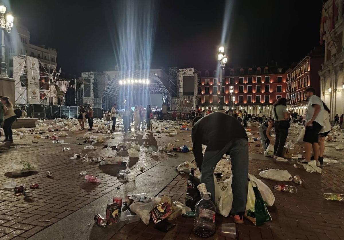 Estado en el que quedó la Plaza Mayor después del concierto de Lola Índigo.