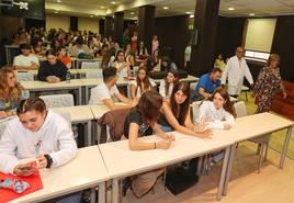 La presidenta de la Diputación, acompañada por el director de Enfermería, entran al aula habilitada en el antiguo salón de actos de la UNED para inaugurar el curso.