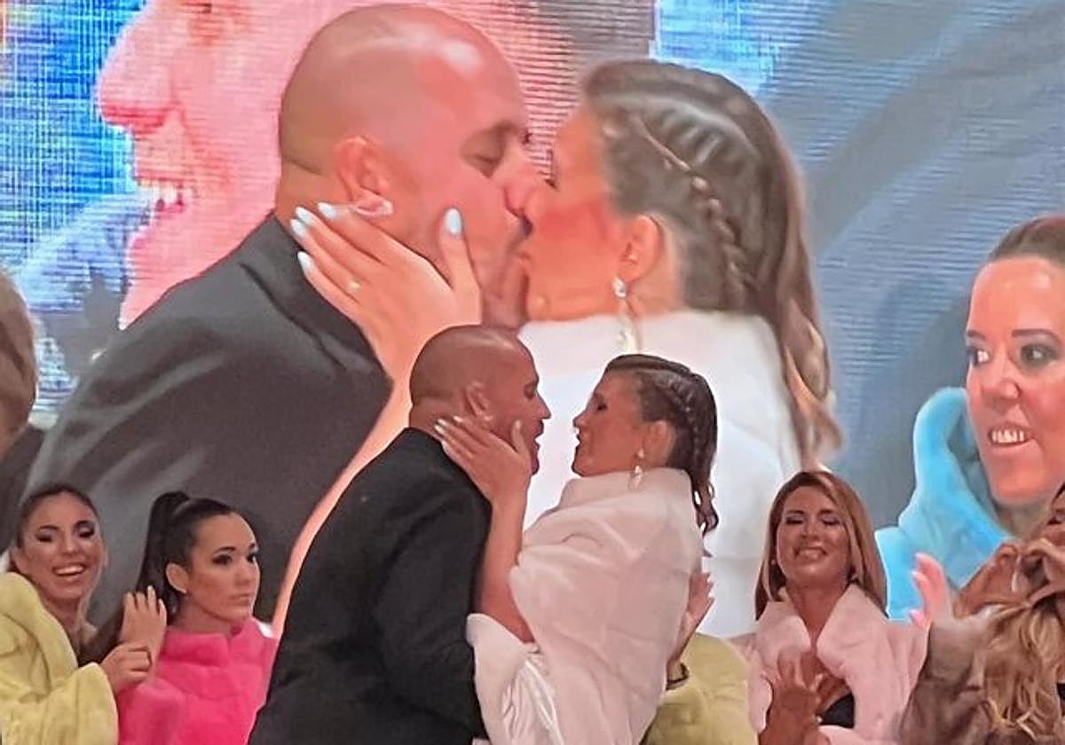 Momento en el que Curro Rodríguez pide matrimonio a María Jesús Ruiz.