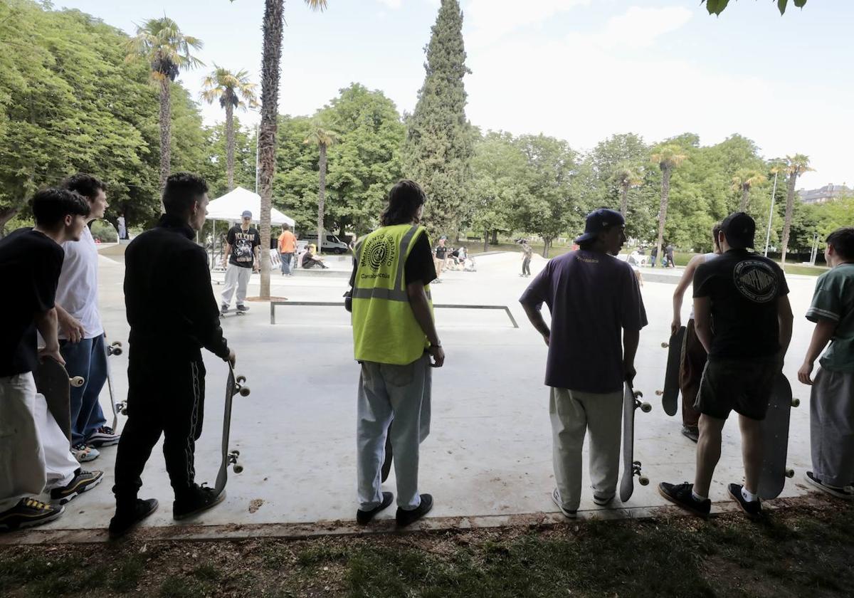 Jóvenes en las pistas de skate de Las Moreras.