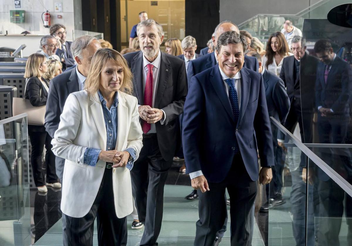 Los consejeros de Educación y Economía y Empleo, seguidos de los rectores, en la presentación del programa de becas.