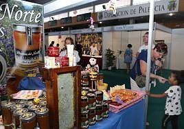 Expositores en la feria de Villamuriel del año pasado.