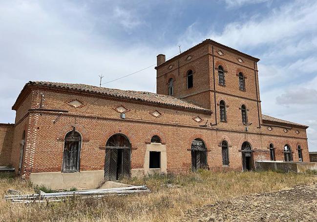 Edificio en desuso de las Bodegas Arias, fundada en 1872.