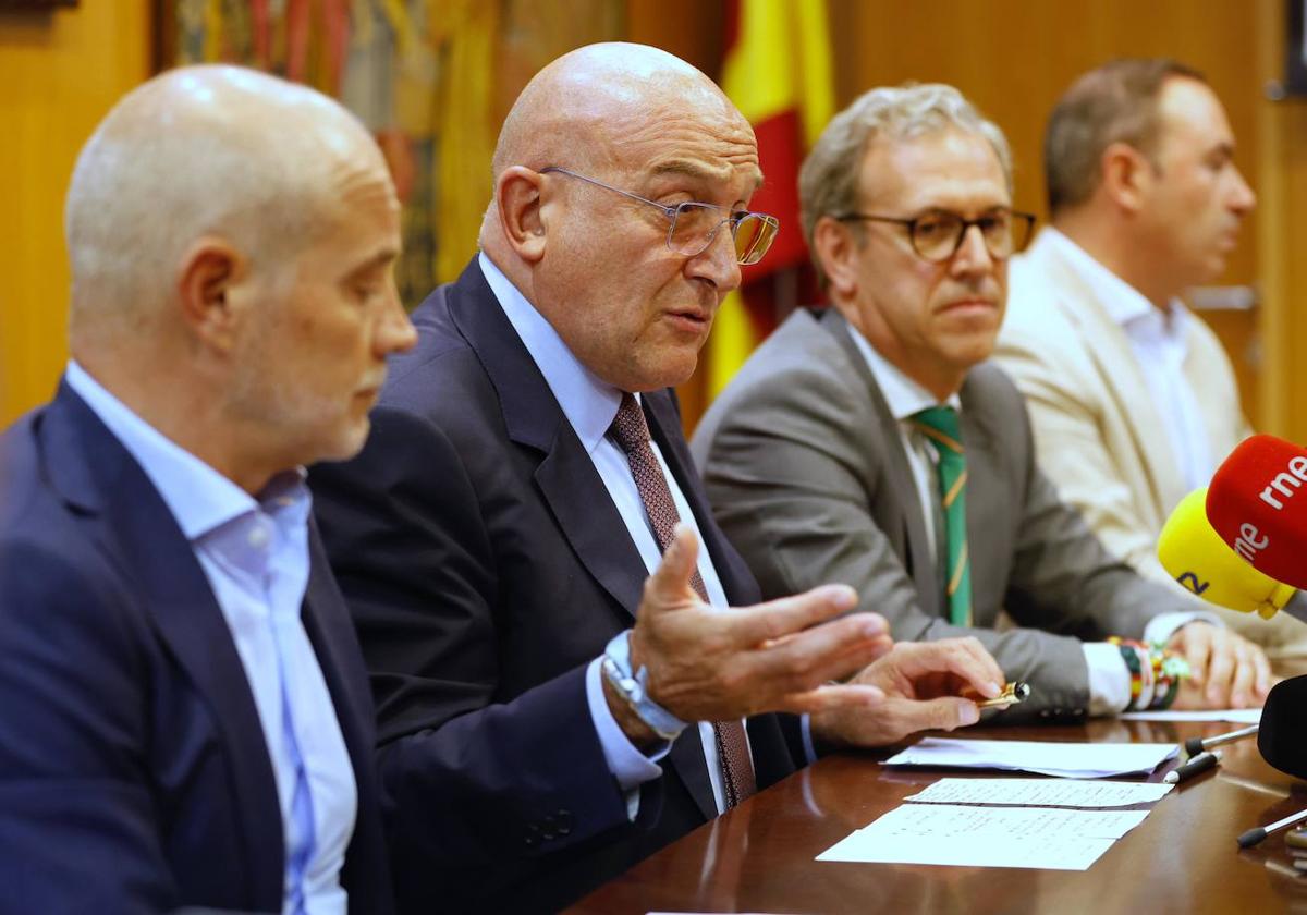 Víctor Caramanzana, Jesús Julio Carnero, Mariano Veganzones y Víctor Alonso, tras la reunión del Pleno del Consorcio de la Feria de Valladolid.