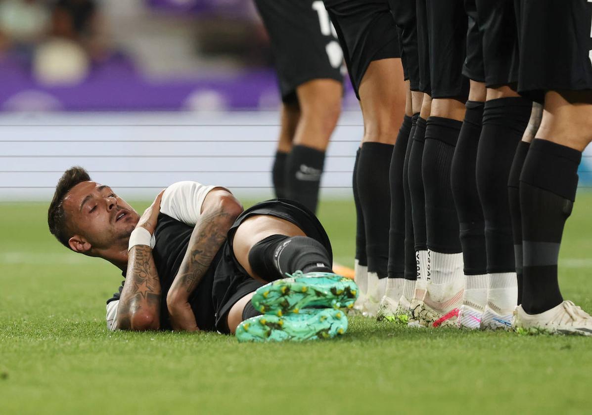 Sergio León se tira al suelo tras la barrera en una de las faltas del Real Valladolid-Elche.