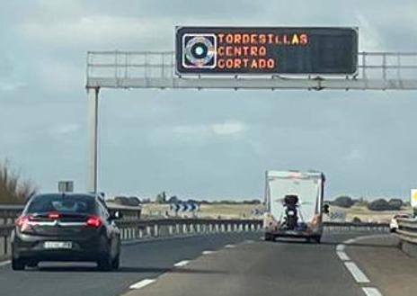 Imagen secundaria 1 - Retenciones en la A-62 desde San Miguel del Pino y paneles de la DGT informando del corte del centro de Tordesillas.