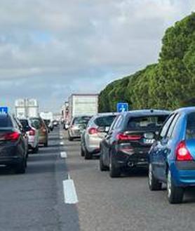 Imagen secundaria 2 - Retenciones en la A-62 desde San Miguel del Pino y paneles de la DGT informando del corte del centro de Tordesillas.