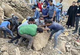 Búsqueda de supervivientes tras el terremoto de Marruecos.