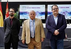 Gonzalo Santonja, consejero de Cultura, Turismo y Deporte, en la presentación del ciclo, acompañado por el director del Centro Nacional de Difusión Musical, Francisco Lorenzo, y el gerente de la OSCyL, Jesús Herrera.