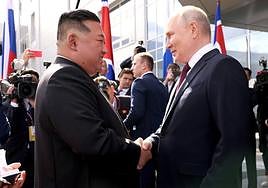 Vladímir Putin y Kim Jong-un, ayer.