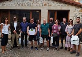 Los artistas galardonados y los miembros del jurado.