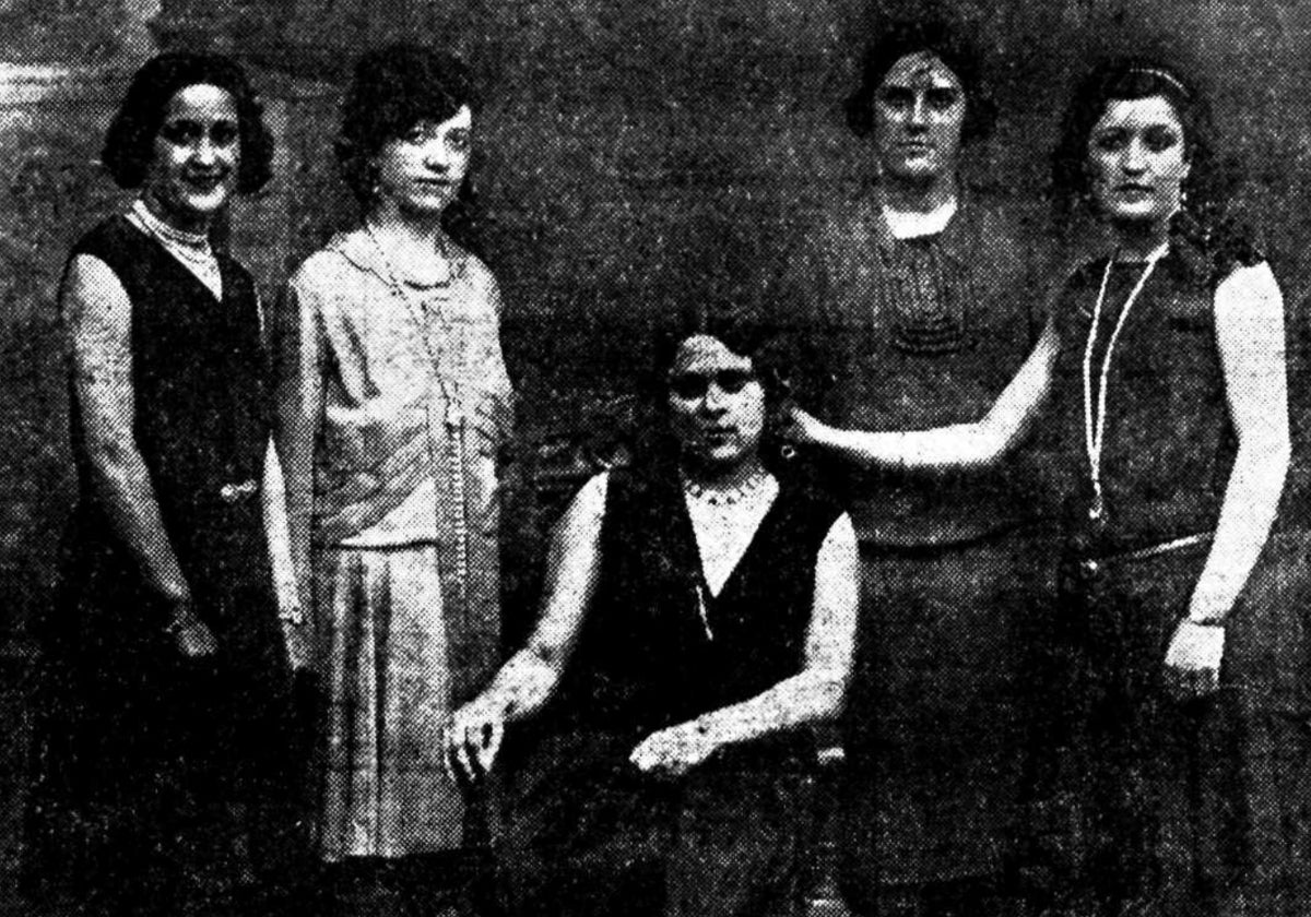 Angelines Herrero, reina de las modistas de Valladolid en 1929, sentada, junto con sus damas de honor.