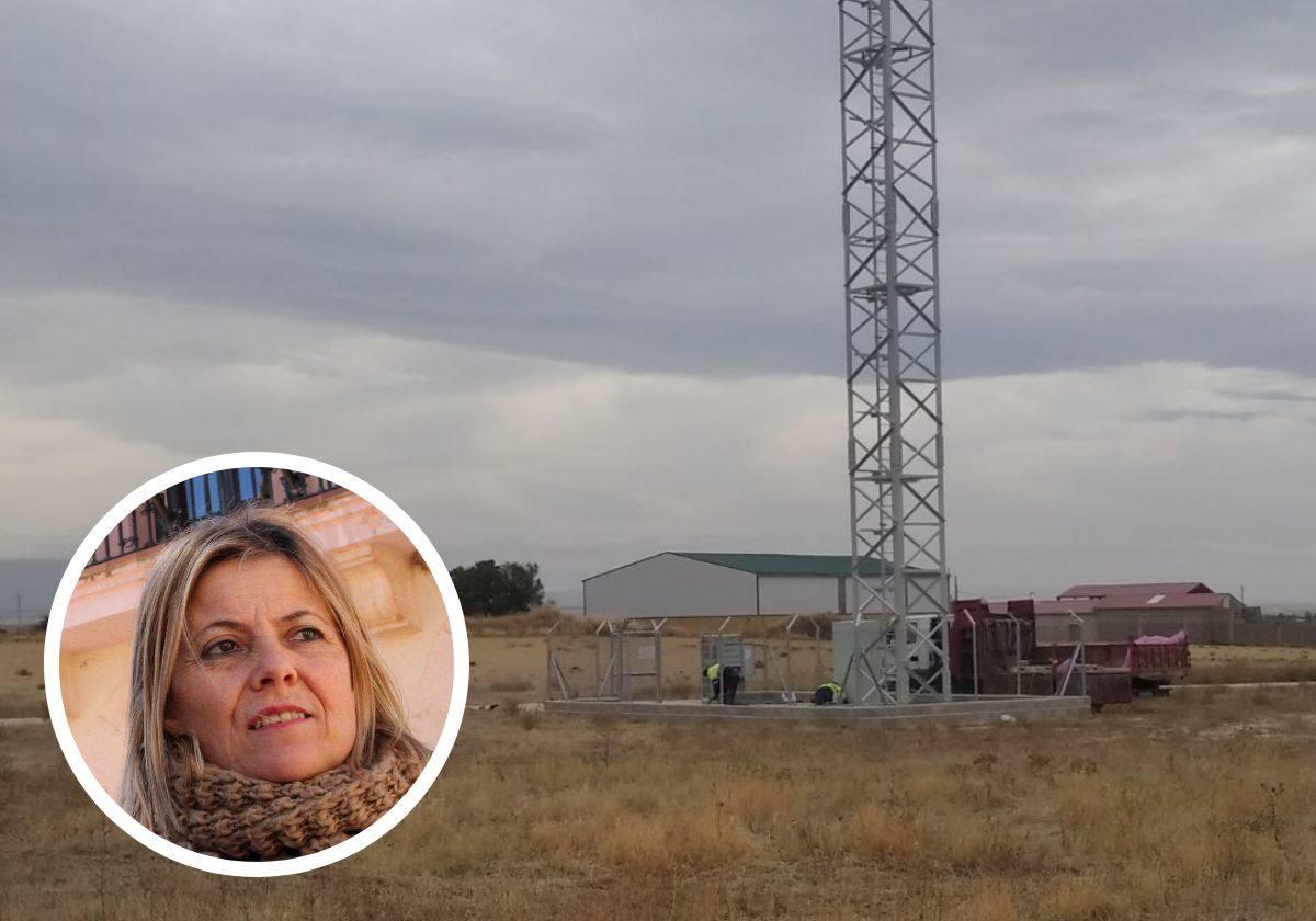 La torreta instalada en Cabezuela y, en pequeño, la alcaldesa Ana Agudíez.