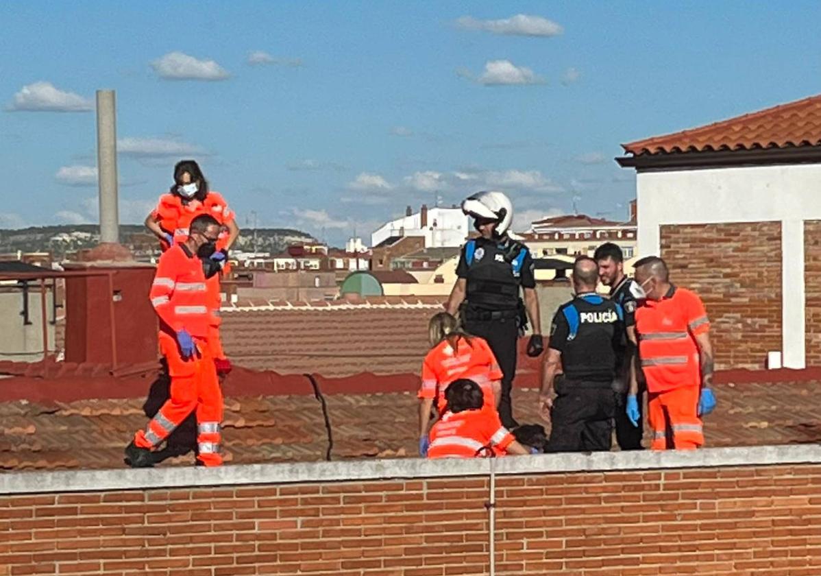 Sanitarios y policías atienden a la mujer en la azotea.