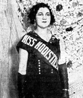 Imagen secundaria 2 - Arriba, Antonia Casas, triunfadora en 1930; abajo, participantes en el certamen de ese año y Conchita Español, Miss Modistilla en 1933