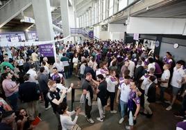 Los invitados de la Gala anual de la Federación de Peñas reciben a la plantilla del Real Valladolid.