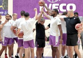 Los jugadores del UEMC hacen piña junto a Paco García en una sesión en el frontón del pabellón Pisuerga.