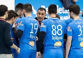 Pisonero da instrucciones a sus jugadores.