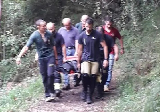 El equipo de rescate traslada a uno de los fallecidos durante el operativo en el río Casaño.