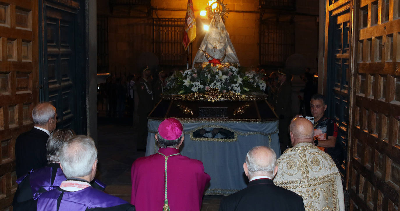 Subida de la Virgen de la Fuencisla en la Catedral