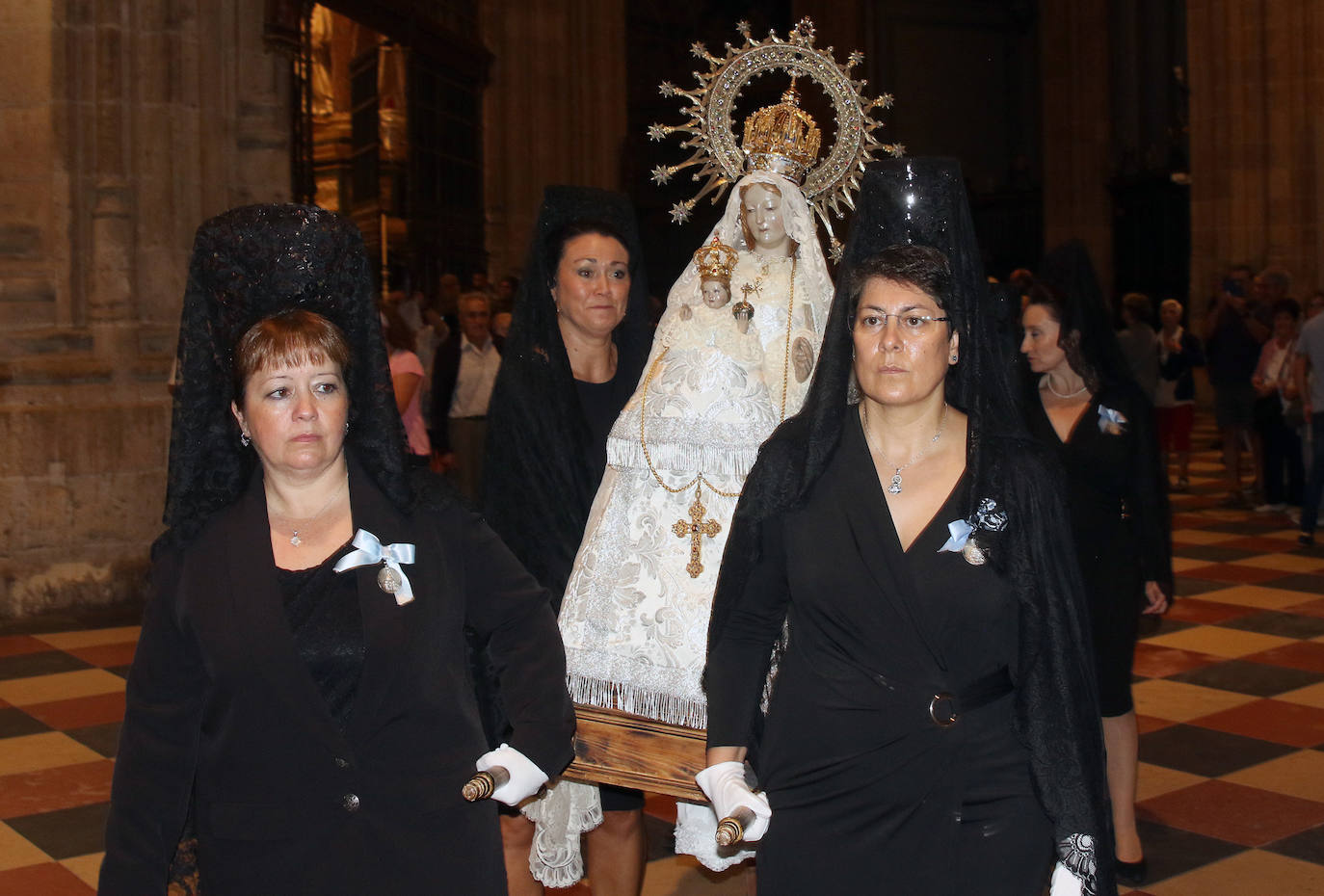 Subida de la Virgen de la Fuencisla en la Catedral