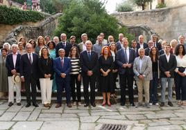 Foto de familia de los representantes de las instituciones públicas y las entidades privadas.