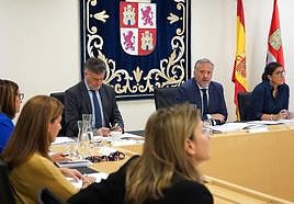 Diego Moreno (PSOE), Marcos Herrero (letrado mayor), Raúl de la Hoz y Miguel Ángel García Nieto (PP) y Carlos Menéndez (Vox), en la Junta de Portavoces.