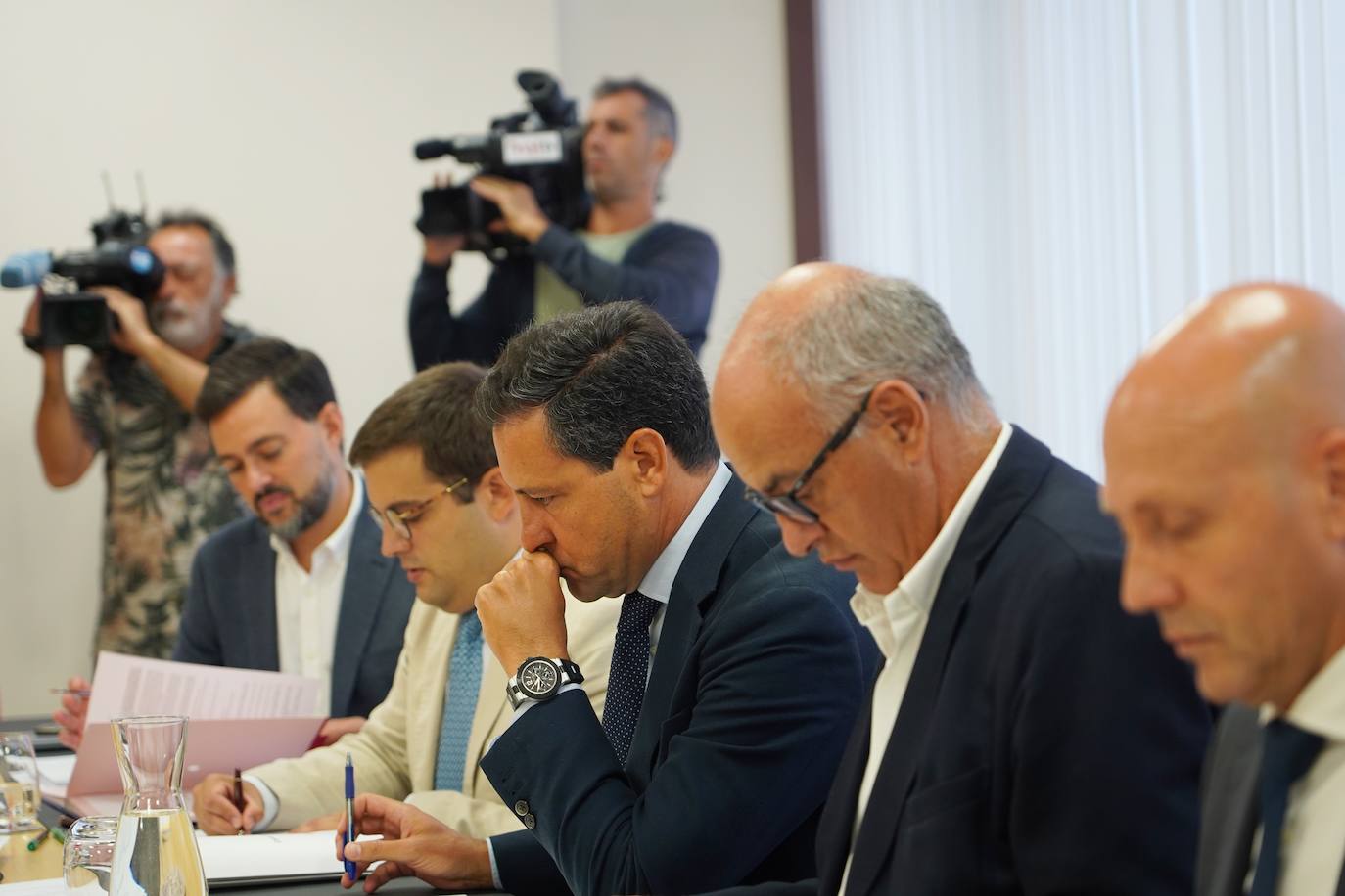 Diego Moreno (PSOE), Marcos Herrero (letrado mayor), Raúl de la Hoz y Miguel Ángel García Nieto (PP) y Carlos Menéndez (Vox), en la Junta de Portavoces.