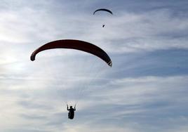 Imagen de archivo de un vuelo en parapente.