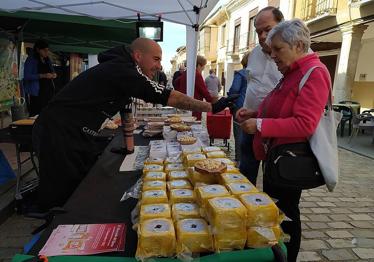 Puesto de queso en el Mercado del queso de Villalón.