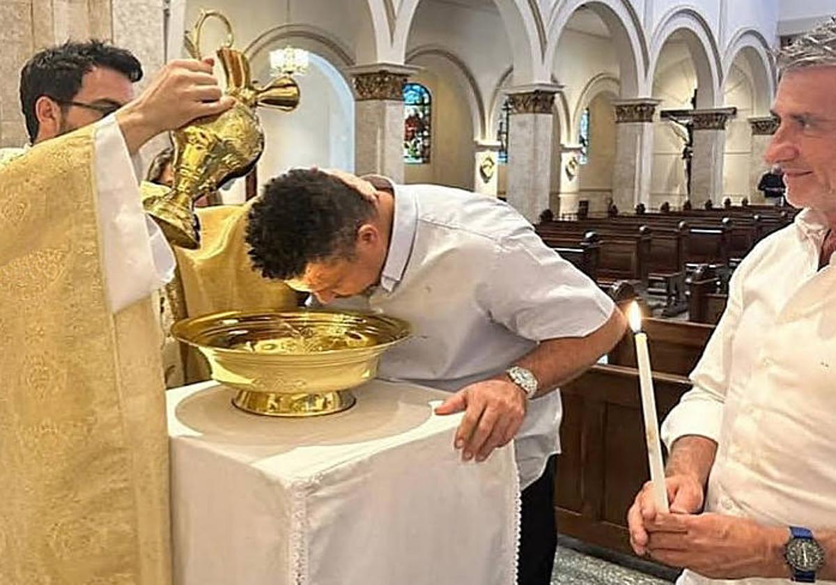 Ronaldo Nazário recibe el bautismo en una parroquia de Sao Paulo.