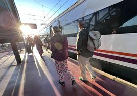 Varios viajeros se suben a un tren en la estación de trenes de Valladolid.