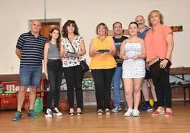 Los participantes de los tres equipos ganadores en el concurso 'Tú sí que sabes' de Zarzuela del Monte, con sus premios.