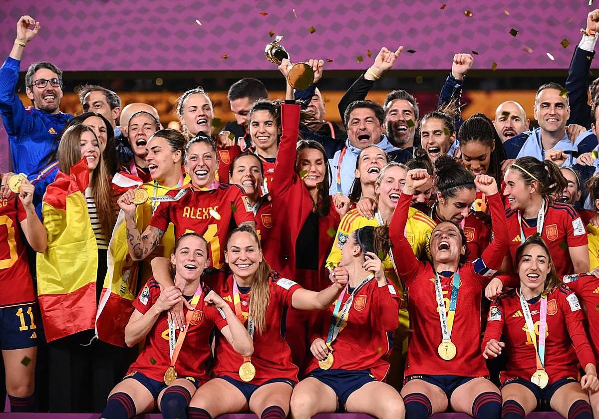 Las campeonas del mundo posan con el trofeo.