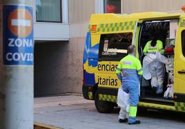 El equipo sanitario se prepara en una ambulancia, en una imagen de archivo en el exterior del hospital.