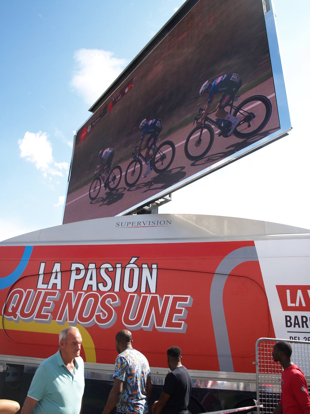 El paso de La Vuelta por Íscar, en imágenes
