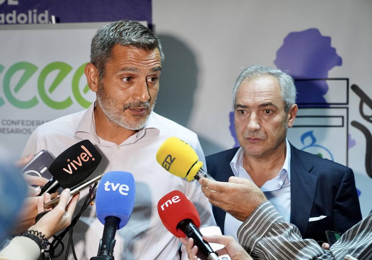 El presidente de la Asociación de Empresarios de Estaciones de Servicio de Palencia y Valladolid, Leopoldo Herrero (D), y el director general de la Confederación Española, Nacho Rabadán.