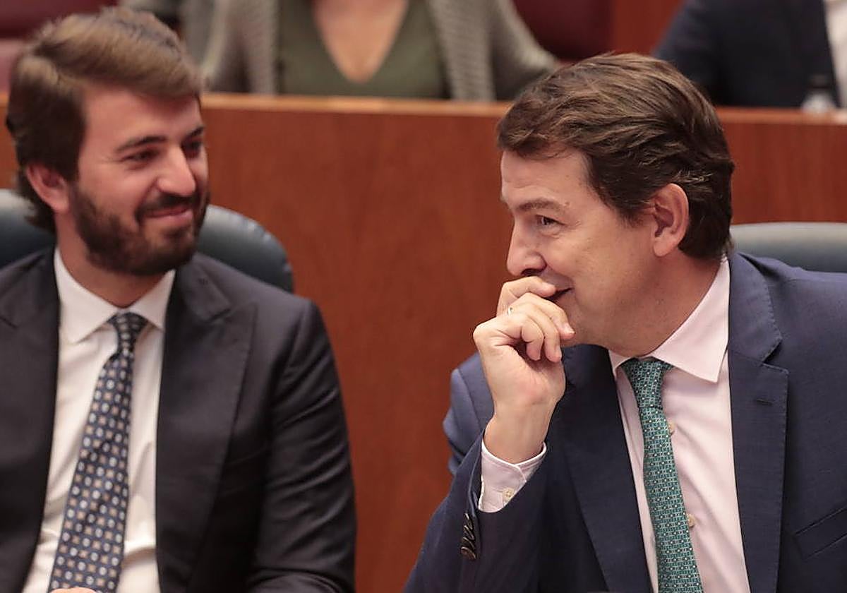 Mañueco, a la derecha, ríe ante el vcepresidente García-Gallardo, en el pleno d elas Cortes del pasado 6 de septiembre.