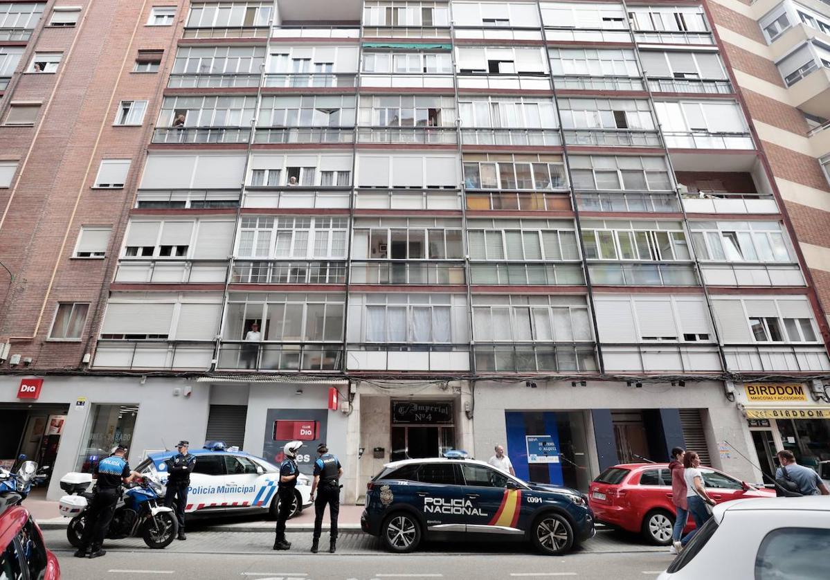 Presencia policial en el número 4 de la calle Imperial tras precipitarse a la vía pública.