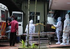 Trabajadores de un hospital en la región de Kerala con trajes especiales para evitar contagios.