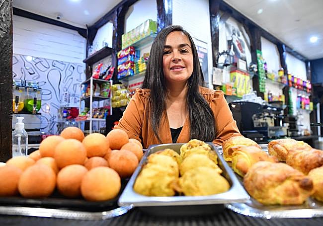 La colombiana Mabel Y. Herrera en su panadería con productos típicos de su tierra